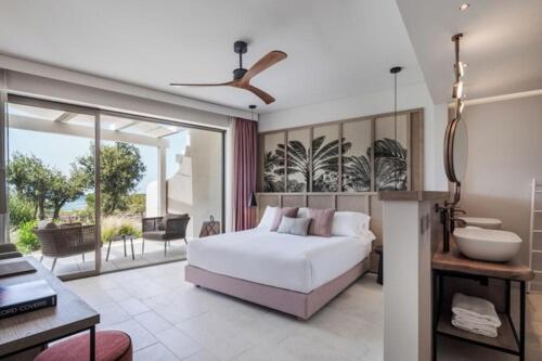 Habitación de lujo con terraza y vista al mar en Cala Cuncheddi VRetreats Cerdeña
