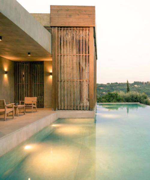 Piscina infinita con vistas al valle en Olea All Suite Hotel, miembro de Design Hotels