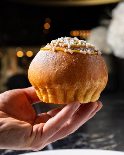Brioche artesanal con azúcar y glaseado dorado del desayuno del Savoia Hotel Rimini