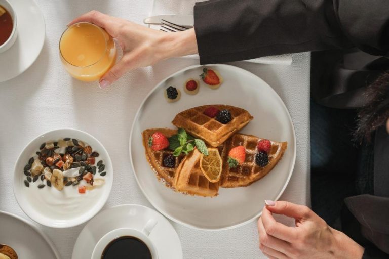 Desayuno con gofres y frutas frescas servido en el Savoia Hotel Rimini con zumo de naranja