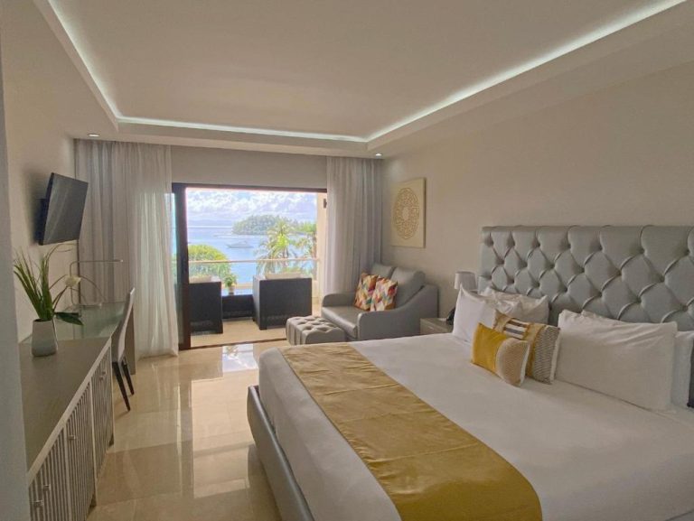 Habitación deluxe con cama king y terraza con vista al mar en Hacienda Samana Bay Hotel