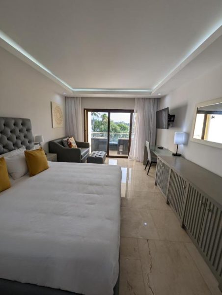 Habitación deluxe con cama king size y balcón con vistas en Hacienda Samana Bay Hotel