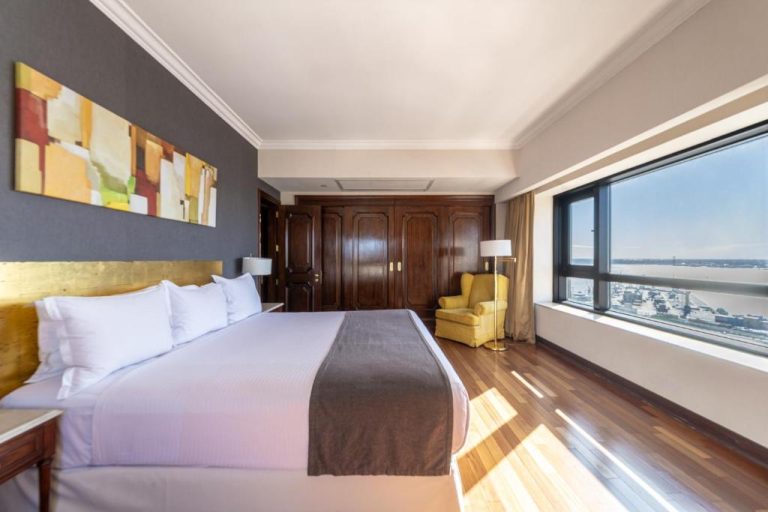 Habitación deluxe con cama king y vista panorámica a la ciudad en Radisson Montevideo Victoria Plaza Hotel