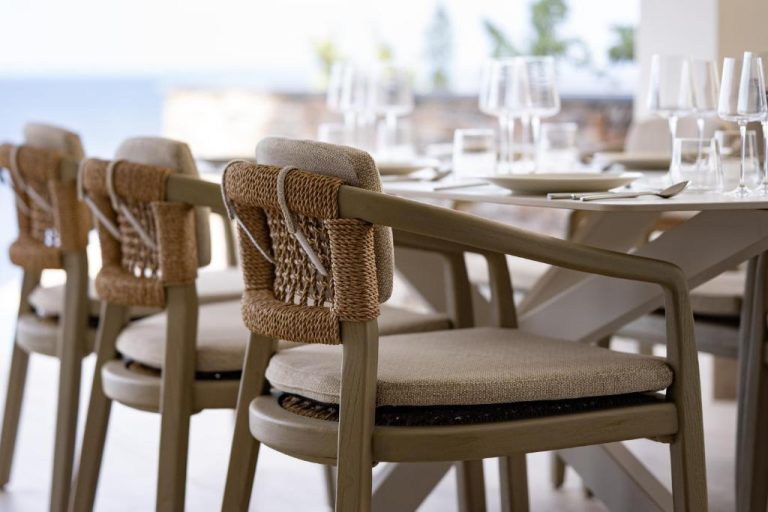 Terraza restaurante con sillas de madera y ratán del The Ridge Blue Bay Curaçao Golf & Beach Resort