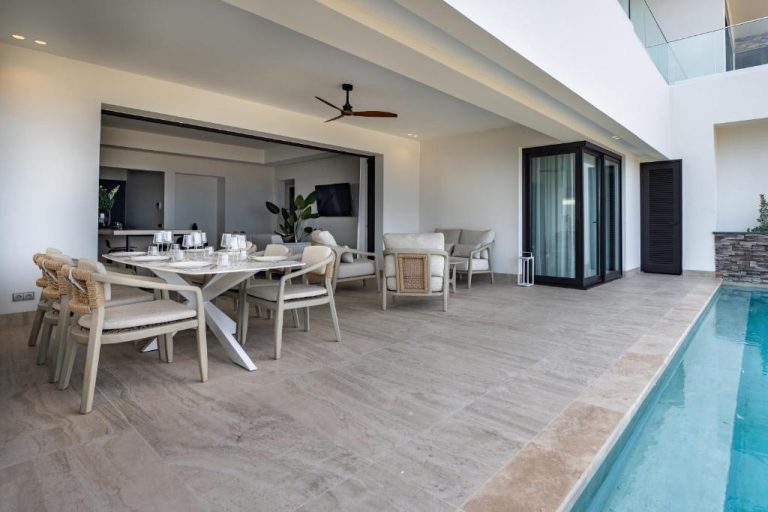 Terraza exterior con comedor y piscina privada en The Ridge Blue Bay Curaçao Golf & Beach Resort