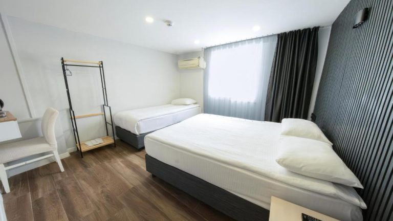 Habitación twin con dos camas individuales y decoración moderna en Legend Tulip Hotel