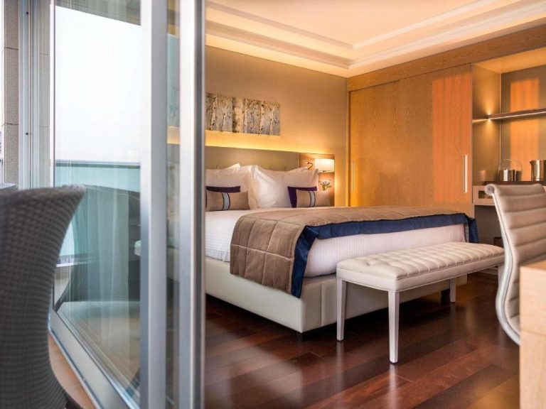 Habitación deluxe con cama king size y balcón en Palladio Hotel Buenos Aires MGallery Collection