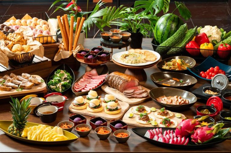 Amplio buffet de desayuno con frutas, carnes y repostería en RIHGA Royal Resort Okinawa Chatan
