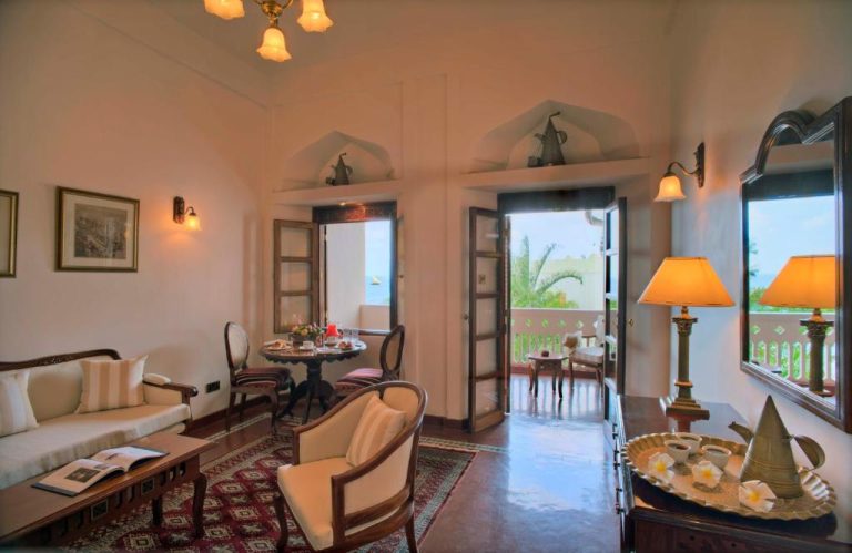 Elegante salón de suite con terraza y vistas al mar en el Zanzibar Serena Hotel