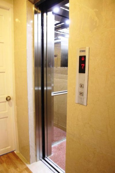 Ascensor moderno con puertas abiertas en planta 7 del Zen Hotel Nha Trang