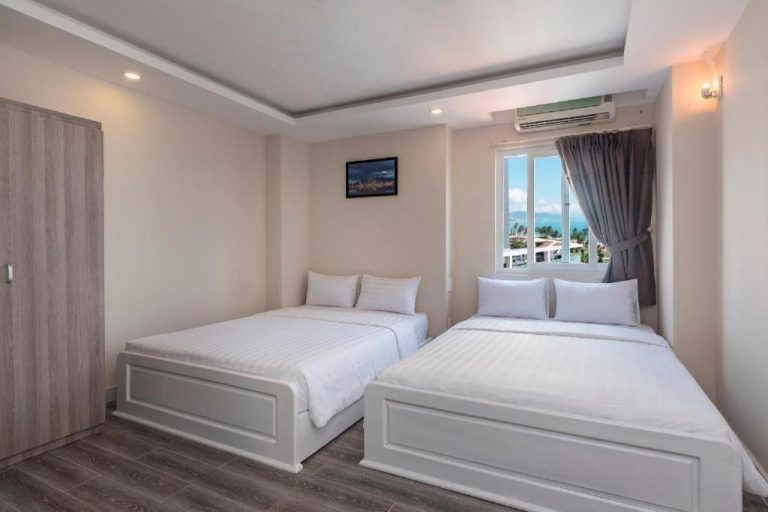 Habitación twin con dos camas dobles y vista al mar en Zen Hotel Nha Trang Vietnam