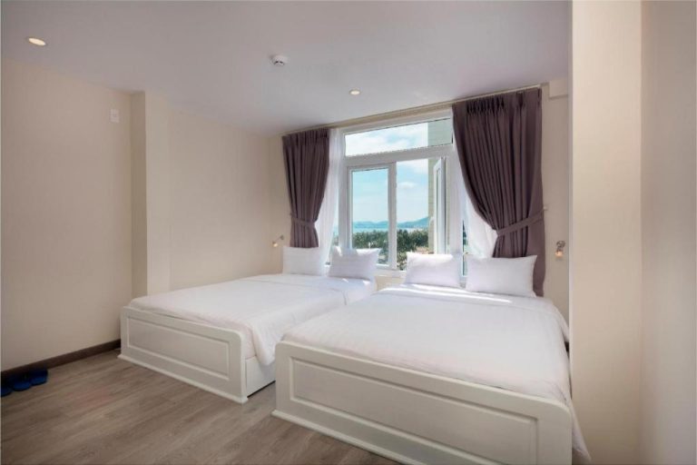 Habitación doble con dos camas y ventana con vistas panorámicas en Zen Hotel Nha Trang