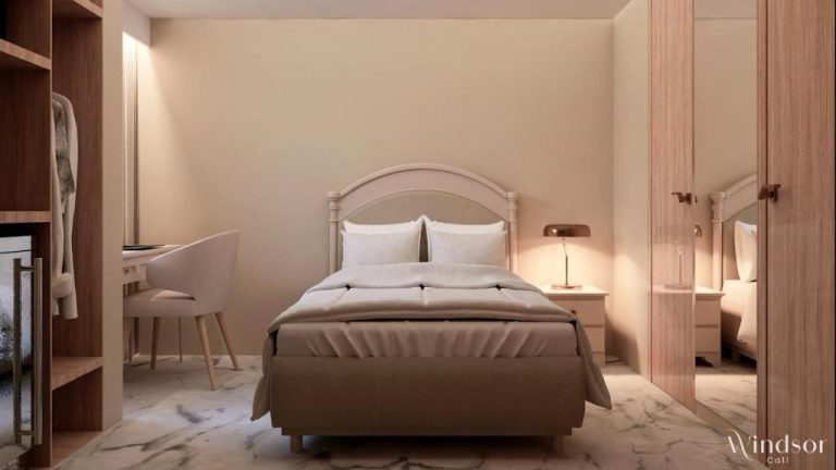 Habitación doble clásica con cama matrimonial y decoración elegante en Hotel Windsor Cali