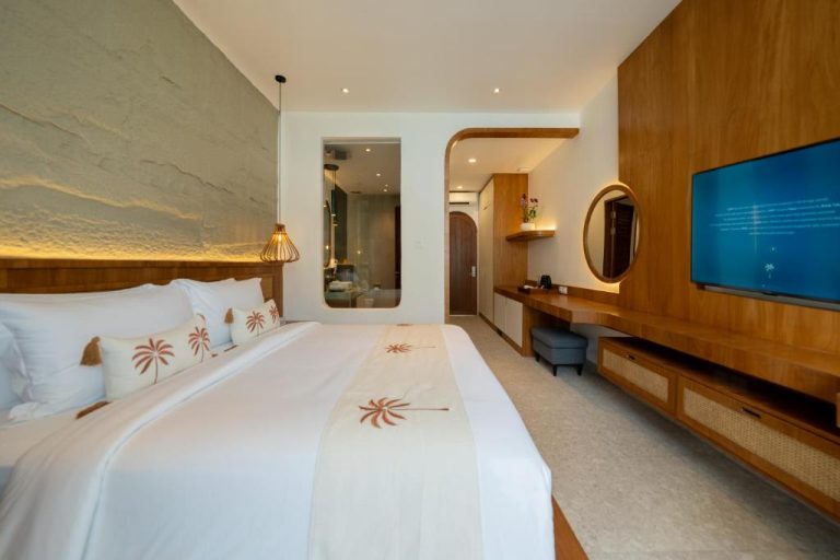 Habitación deluxe con cama king size y TV en Lomo Boutique Hotel & Villas Uluwatu