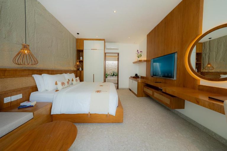 Habitación deluxe con cama king y TV del Lomo Boutique Hotel & Villas en Uluwatu, Bali