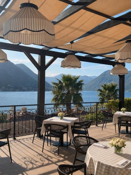 Terraza restaurante con vistas al lago y montañas del HUMA Kotor Bay Hotel and Villas