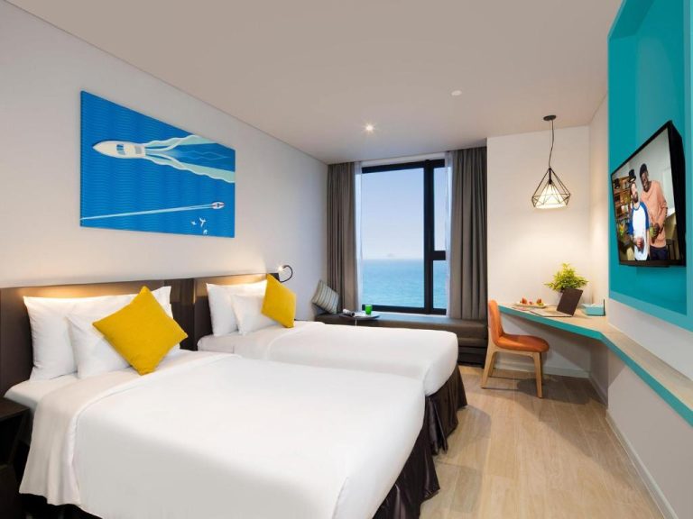 Habitación twin con vista al mar y decoración moderna en el hotel ibis Styles Nha Trang