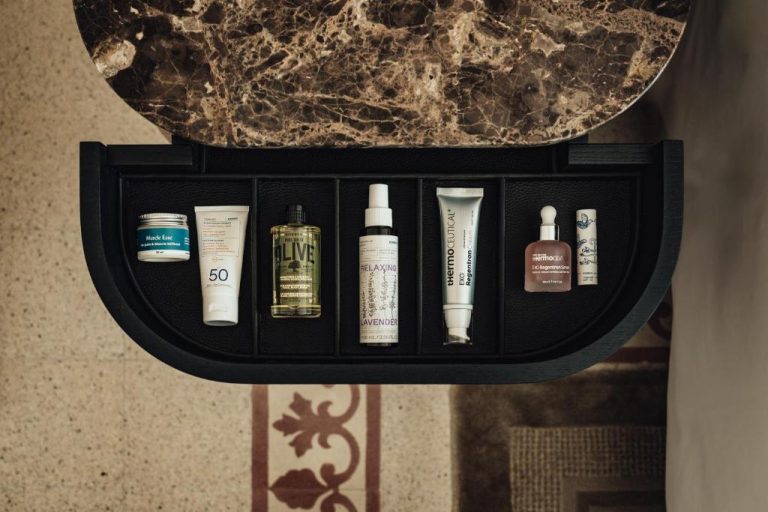 Selección de productos de spa y tratamientos de lujo disponibles en The Phoenicia Malta Leading Hotels