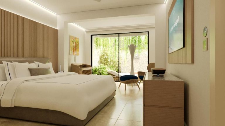 Habitación superior con cama king y terraza con jardín tropical en Blue Monkey Hotel & Beach Club