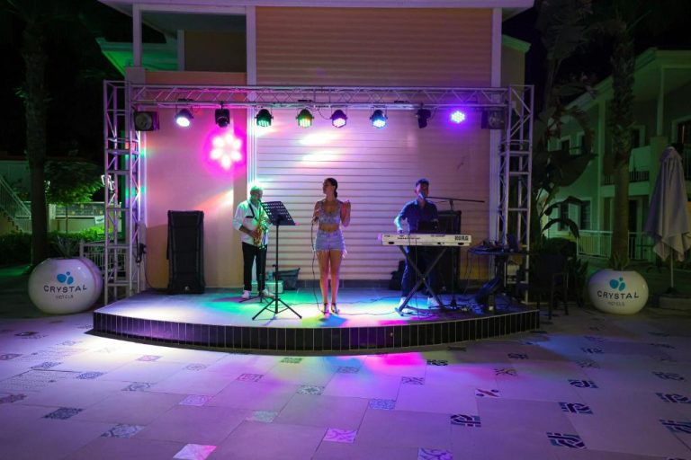 Espectáculo musical en vivo con cantante y banda en el Crystal Club World of Colours durante la noche
