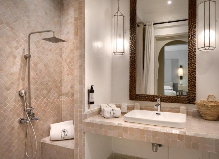 Baño con ducha y lavabo de estilo marroquí con azulejos en Les Jardins De La Médina