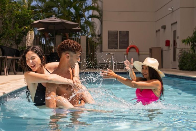 Jóvenes disfrutando y salpicando agua en la piscina exterior del Hyatt Place Manatí, Puerto Rico