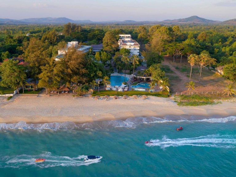 Vista aérea del Novotel Rayong Rim Pae Resort con playa de arena blanca, piscina exterior y motos de agua