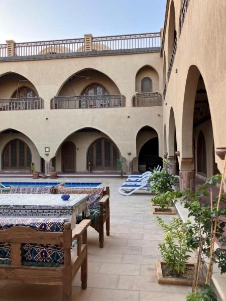 Patio interior con piscina y zona de descanso del Sultana Palace de estilo árabe andaluz