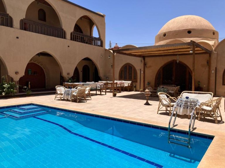 Piscina exterior con patio árabe y terraza del Sultana Palace con arquitectura tradicional