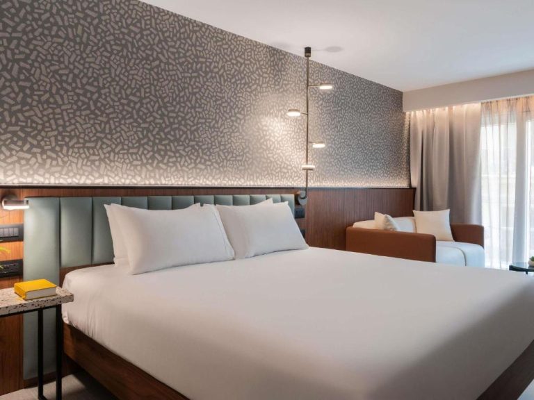 Habitación con cama king size y decoración moderna en el Novotel Malta Sliema