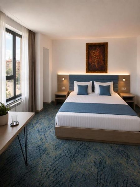 Habitación doble superior con cama king size y moqueta azul en Central Plaza Hotel con parking gratuito