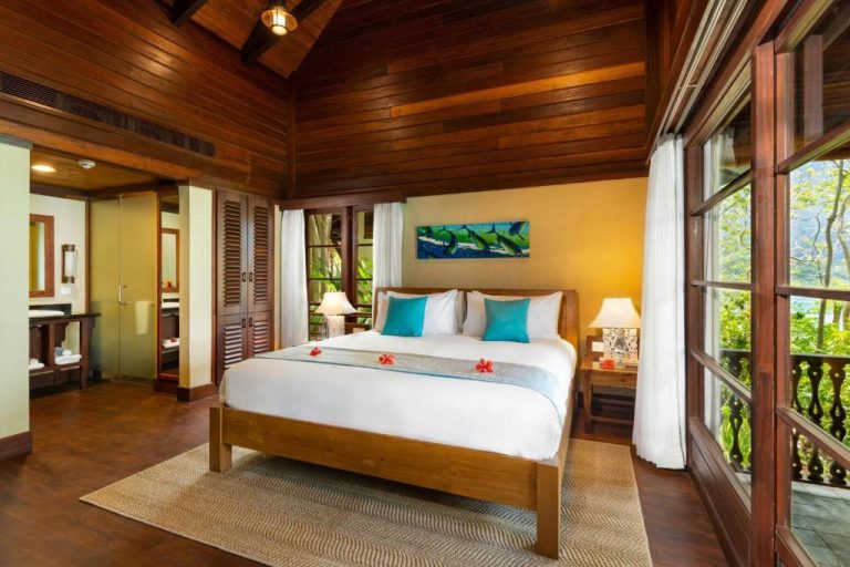 Habitación doble con techo de madera y vistas a la selva tropical en Enchanted Island Resort