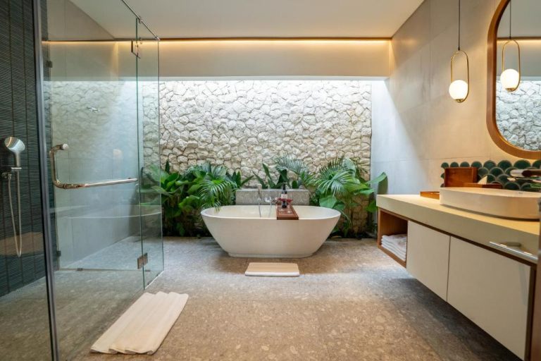 Baño de lujo con bañera exenta y ducha independiente en Lomo Boutique Hotel & Villas Uluwatu