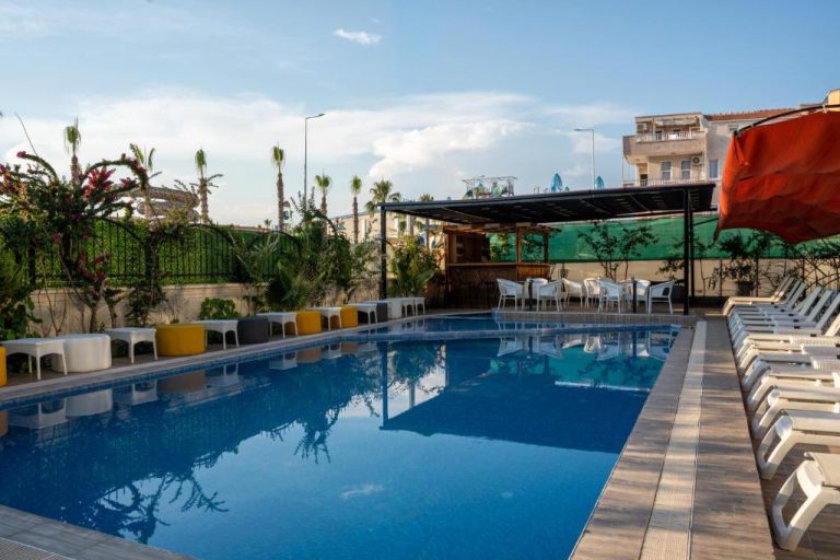 Piscina exterior con tumbonas y zona de bar del Velaris Boutique Hotel en Turquía