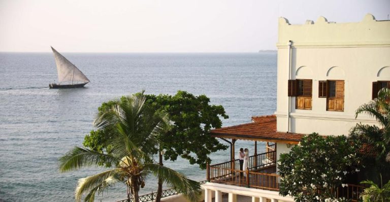 Terraza con vistas al océano Índico del Zanzibar Serena Hotel con dhow tradicional navegando