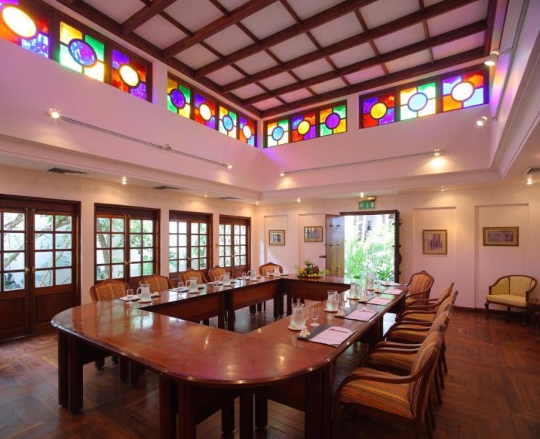 Sala de reuniones con mesa en U y vitrales de colores del Zanzibar Serena Hotel
