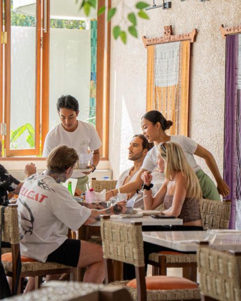Servicio en mesa del restaurante del Lomo Boutique Hotel & Villas en Uluwatu, Bali