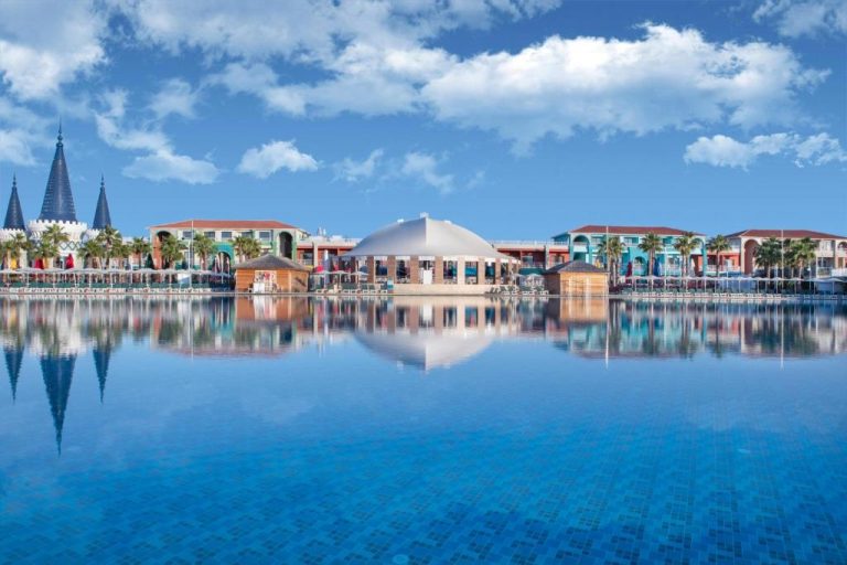 Piscina laguna con reflejos del complejo Granada Luxury Belek Family Kids Concept en Turquía