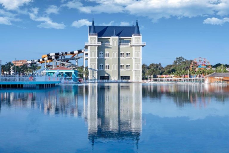 Lago artificial con castillo y toboganes acuáticos del Granada Luxury Belek Family Kids Concept en Turquía