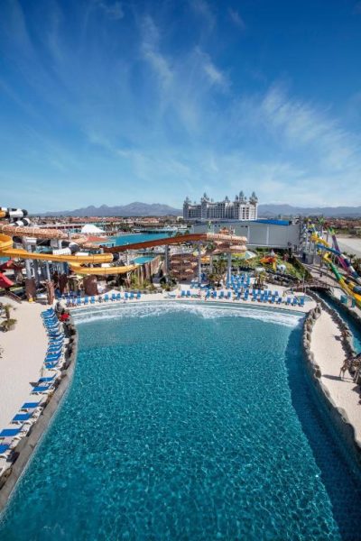 Parque acuático con toboganes y piscina de olas del Granada Luxury Belek Family Kids Concept en Turquía