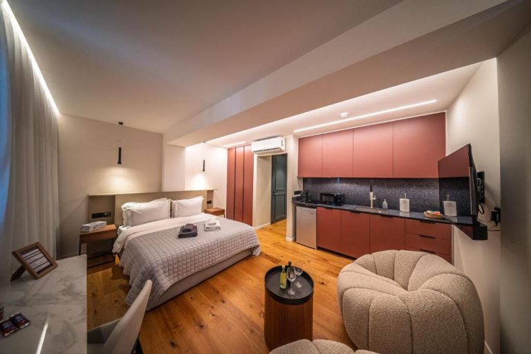 Suite con cama doble y cocina americana integrada en Sky Suites Nicosia con diseño moderno