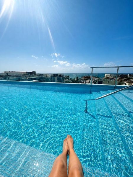 Piscina infinita en la azotea del The Reef 28 Hotel & Spa con vistas al mar Caribe