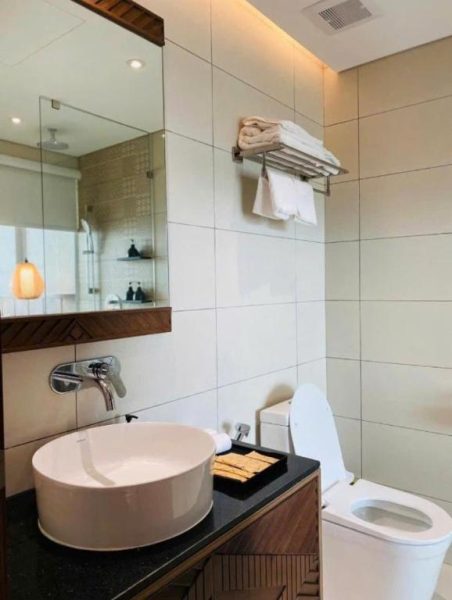 Baño moderno con lavabo redondo y aseo en el Panorama Beach Win Nha Trang