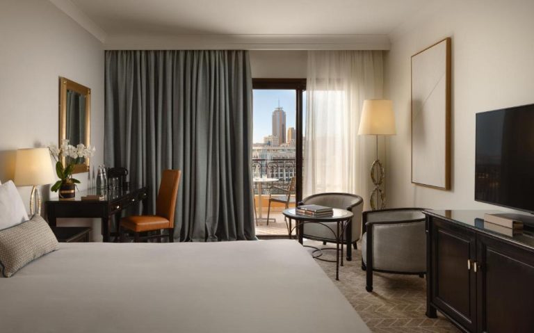 Habitación deluxe con balcón y vistas a la ciudad en el Corinthia St George's Bay