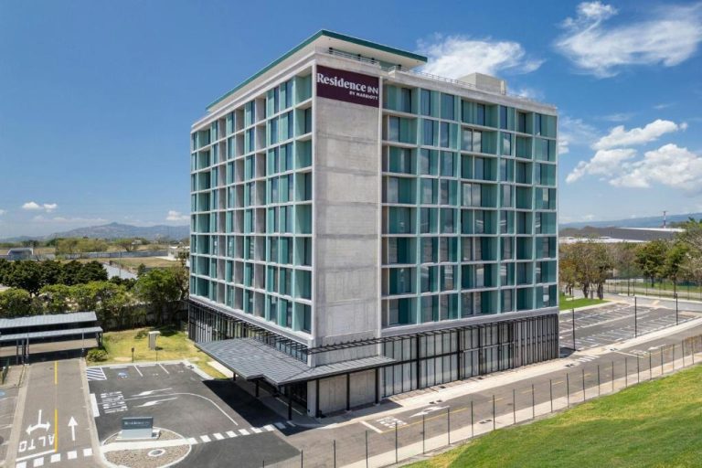 Vista exterior del Residence Inn by Marriott San José Alajuela El Coyol, moderno edificio de cristal y concreto
