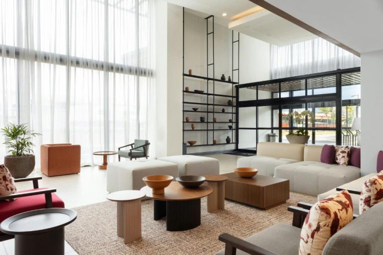 Amplio lobby y zona de estar moderna del Residence Inn by Marriott San Jose Alajuela El Coyol