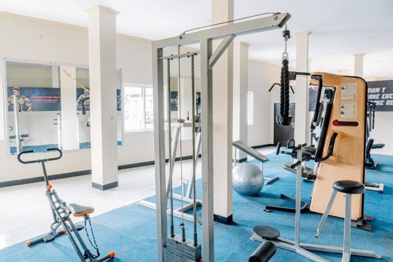 Gimnasio equipado con máquinas de pesas y cardio en el Hotel Puri Indah & Convention