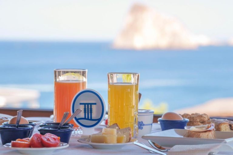 Desayuno con zumos frescos y vistas al mar en la terraza del Hotel La Terrazza