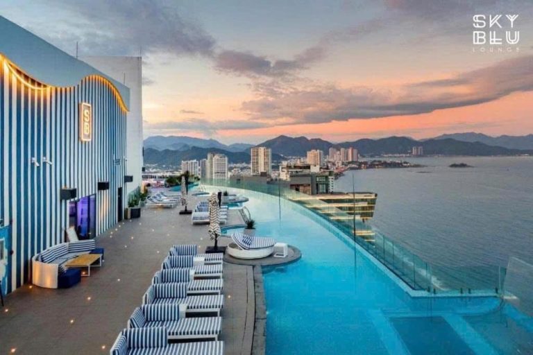 Piscina infinita en la azotea del Panorama Beach Win Nha Trang con vistas al mar y la ciudad al atardecer