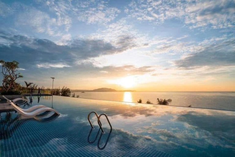 Piscina infinita con vistas al mar al atardecer en el Panorama Beach Win Nha Trang